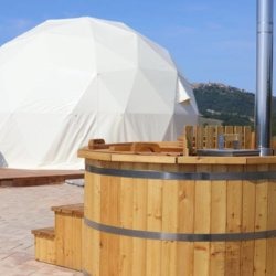 Dormire in una cupola geodetica in Toscana al Glamping Il Sole